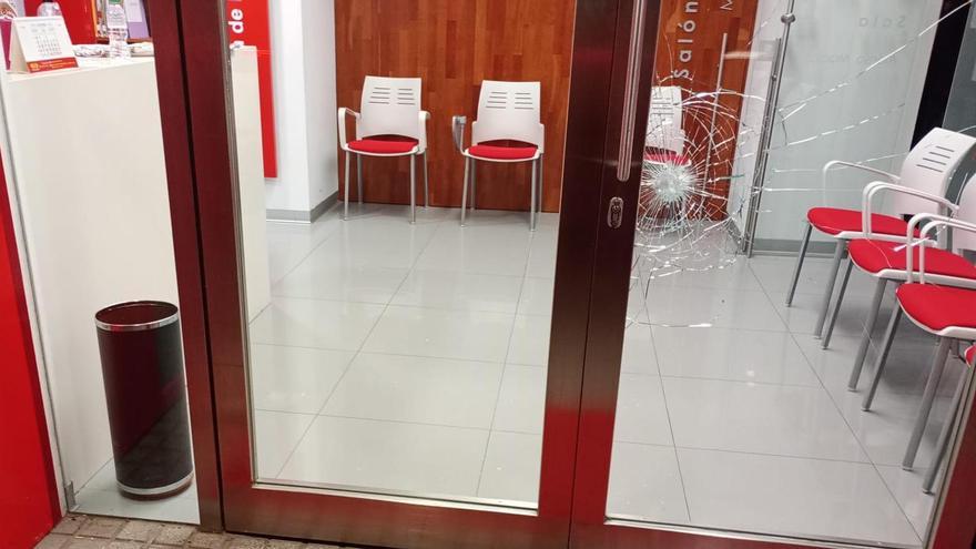 Una botella de vidrio ha sido lanzada contra la puerta de la sede del PSOE de Córdoba, este jueves, y ha roto el cristal