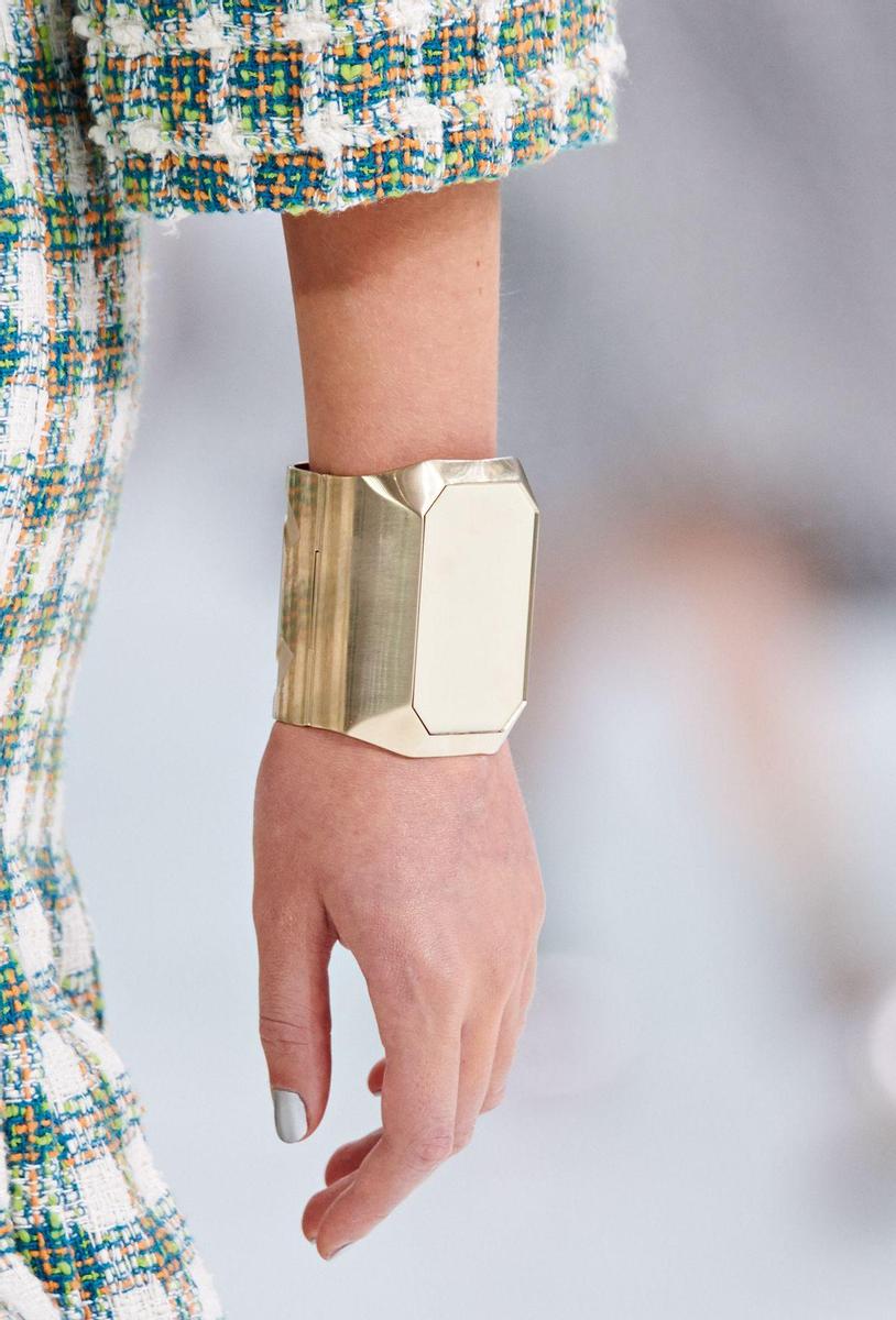 Accesorios Chanel Primavera/Verano 2016, brazalete dorado