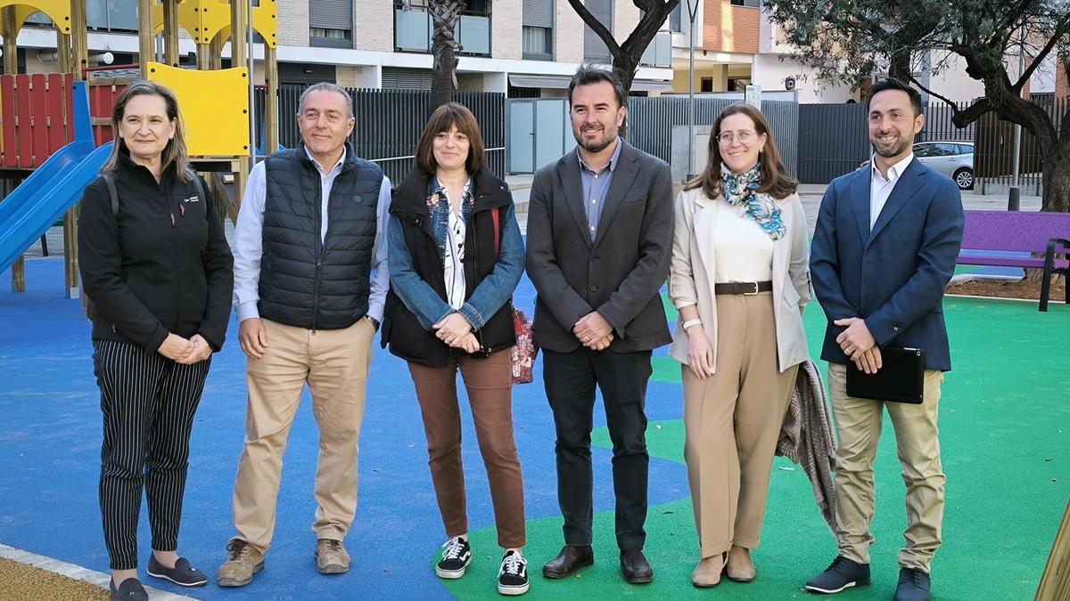 Representantes de fundación y consistorio, en la apertura de la plaza