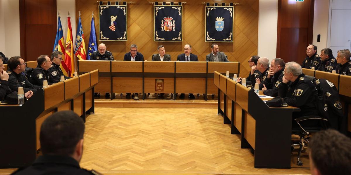 El conseller Valderrama ha explicado a los mandos de policías locales de la provincia el nuevo plan formativo, en un acto en el que el alcalde de Burriana, Jorge Monferrer, ha ejercido de anfitrión.