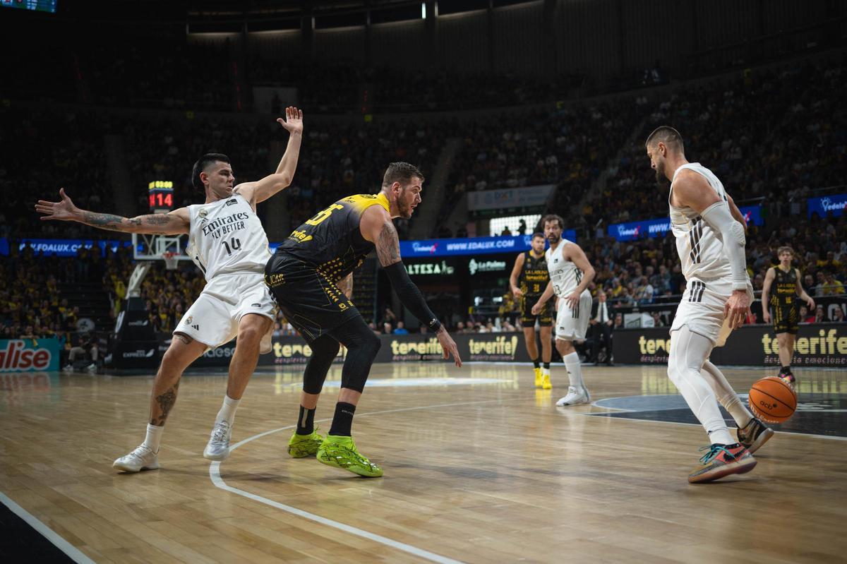 Fran Guerra da un pase por debajo de las piernas de Len en el Canarias-Real Madrid.