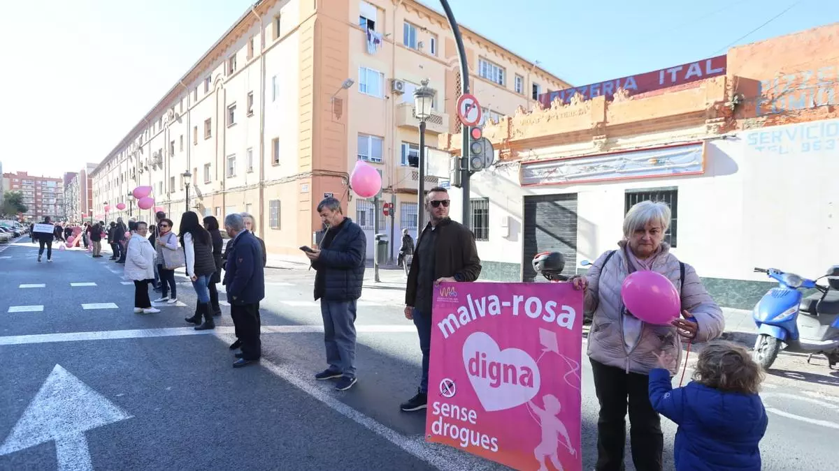 La Malva-rosa reivindica el Plan integral de las Casitas Rosa con una cadena humana y una globotá