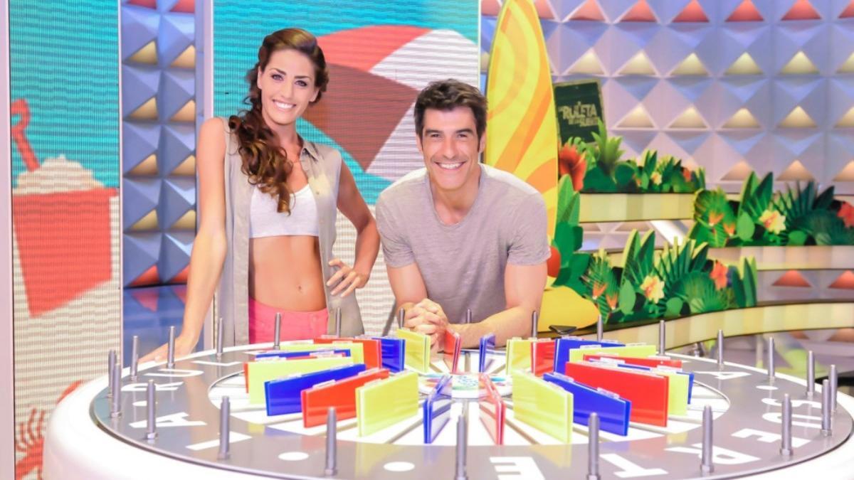 Laura Moure y Jorge Fernández en el plató de 'La ruleta de la suerte'