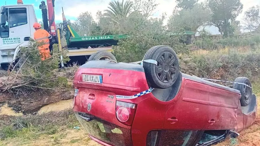 Un coche vuelca y queda sobre su techo en la carretera hacia Vista Alegre