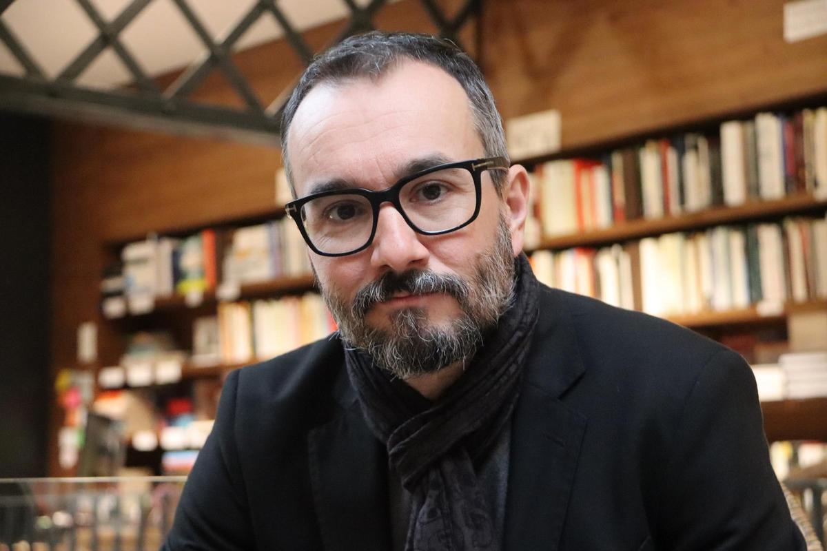 El periodista i escriptor Jair Dominguez a la llibreria Ona de Barcelona.
