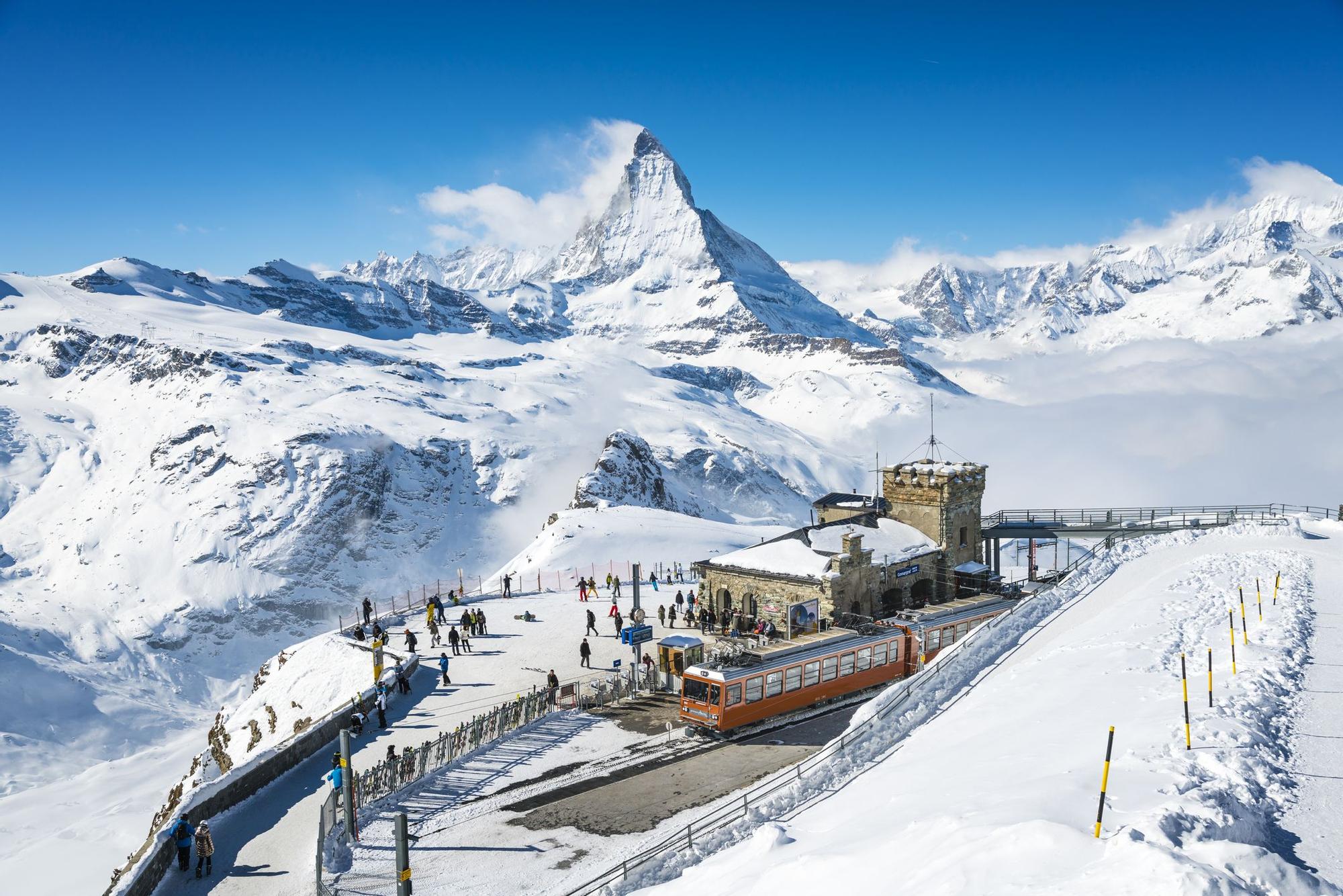 Durante el invierno, personas de todo el mundo se trasladan a diversos puntos en Europa para practicar este deporte