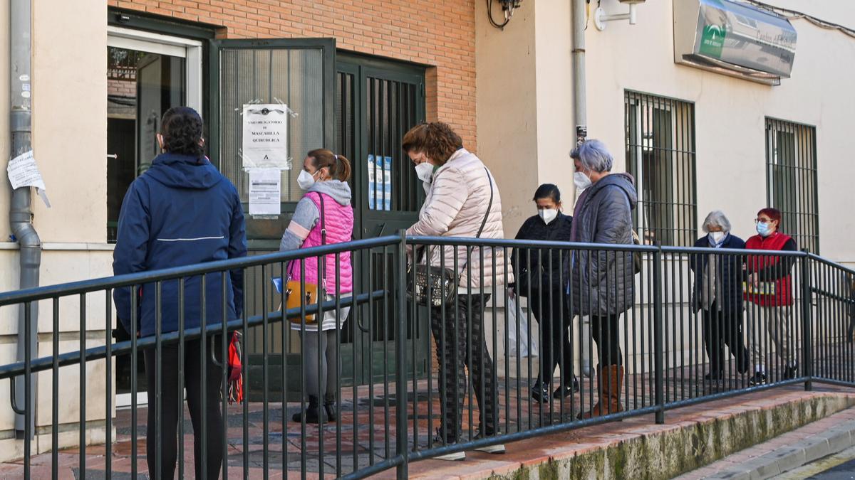 Personas esperando a entrar en un centro de salud de Atención Primaria.