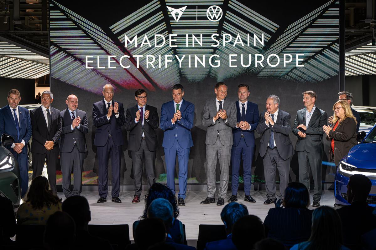 Markus Haupt, CEO de CUPRA; Salvador Illa, president de la Generalitat de Catalunya; Pedro Sánchez, presidente del Gobierno de España; Oliver Blume, CEO del Grupo Volkswagen; y Thomas Schäfer, CEO de la marca Volkswagen.