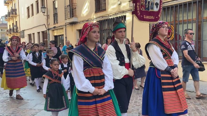 Doña Urraca pasea la indumentaria tradicional por las calles de Zamora