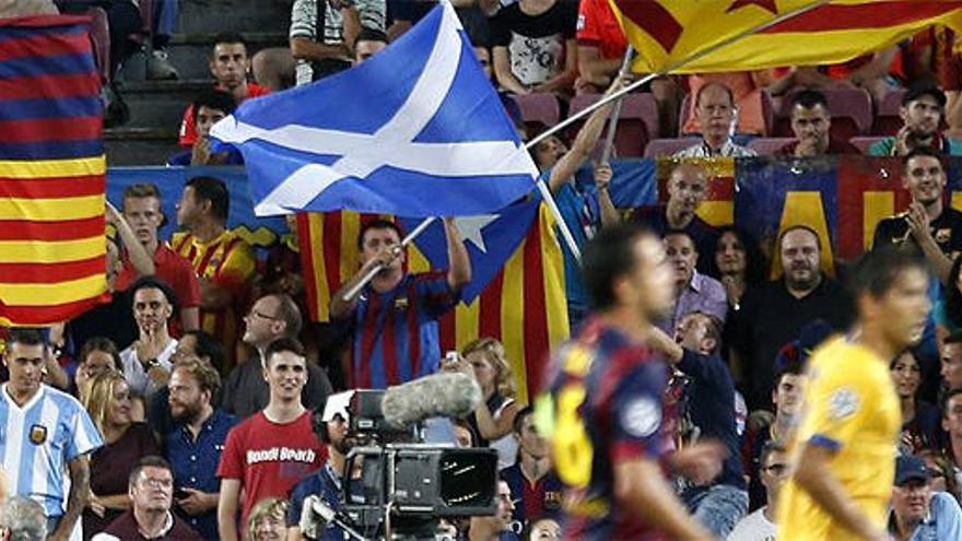 Una bandera escocesa con estaladas en el Camp Nou.