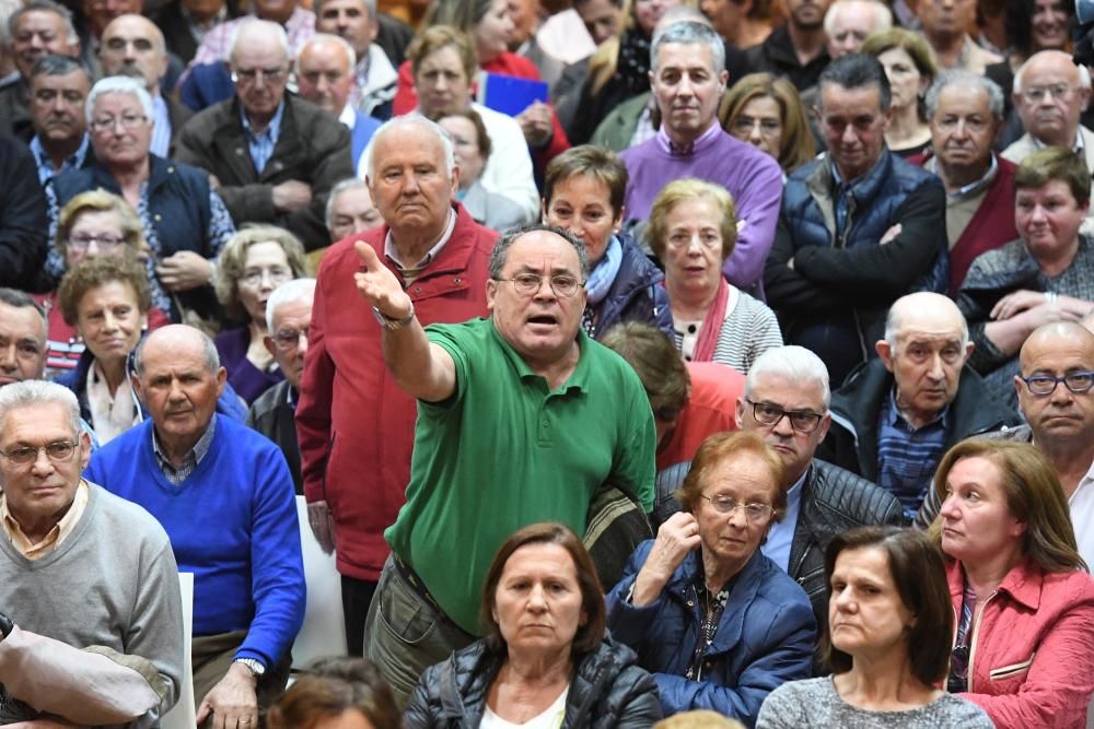 Asamblea de vecinos en el centro cívico de Eirís con Silvia Cameán y Xiao Varela