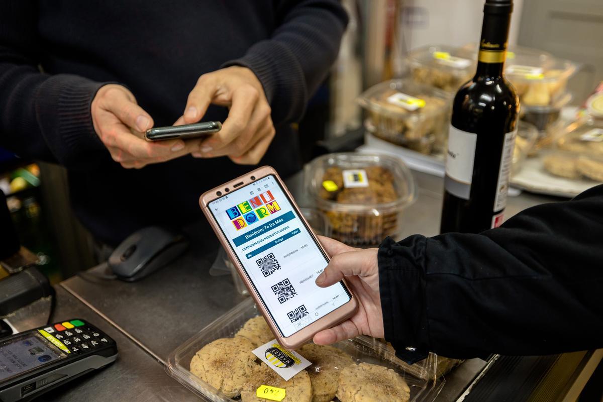 Un ciudadano canjeando sus bonos con distintos productos de alimentación para estos días de Navidad.