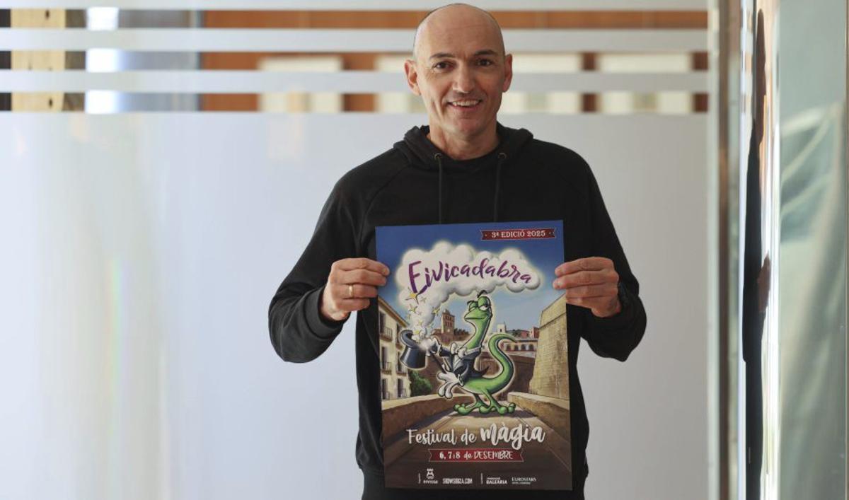 El Mag Albert con el cartel de ‘Eivicadabra 2025’. | MARCELO SASTRE