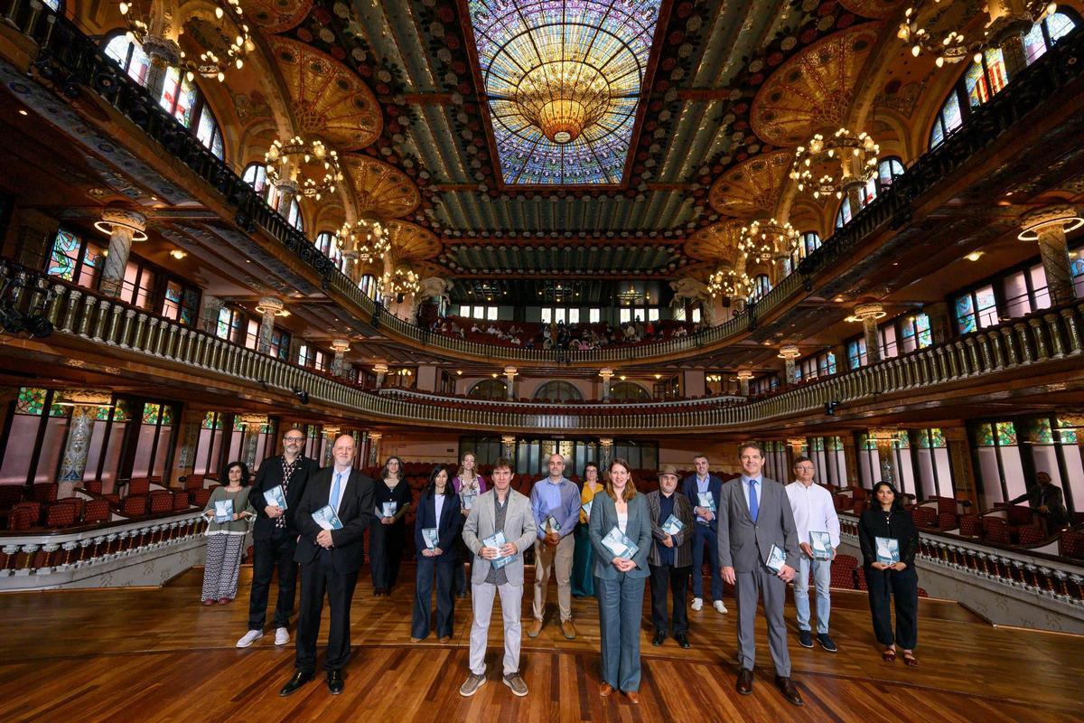 Los responsables de los ciclos musicales del Palau de la Música Catalana posan con algunos protagonistas de la próxima temporada en el auditori modernista.