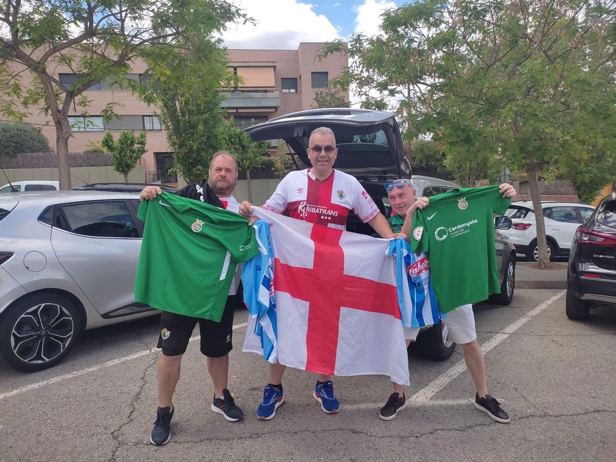 Miguel Flores, Jesús Corchado y Roberto Amador, aficionados del Cacereño, este domingo en Cerdanyola.
