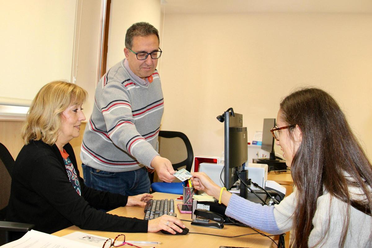 El concejal de Modernización, Paco Cabañero, entrega una tarjeta ciudadana a una usuaria en Castelló.