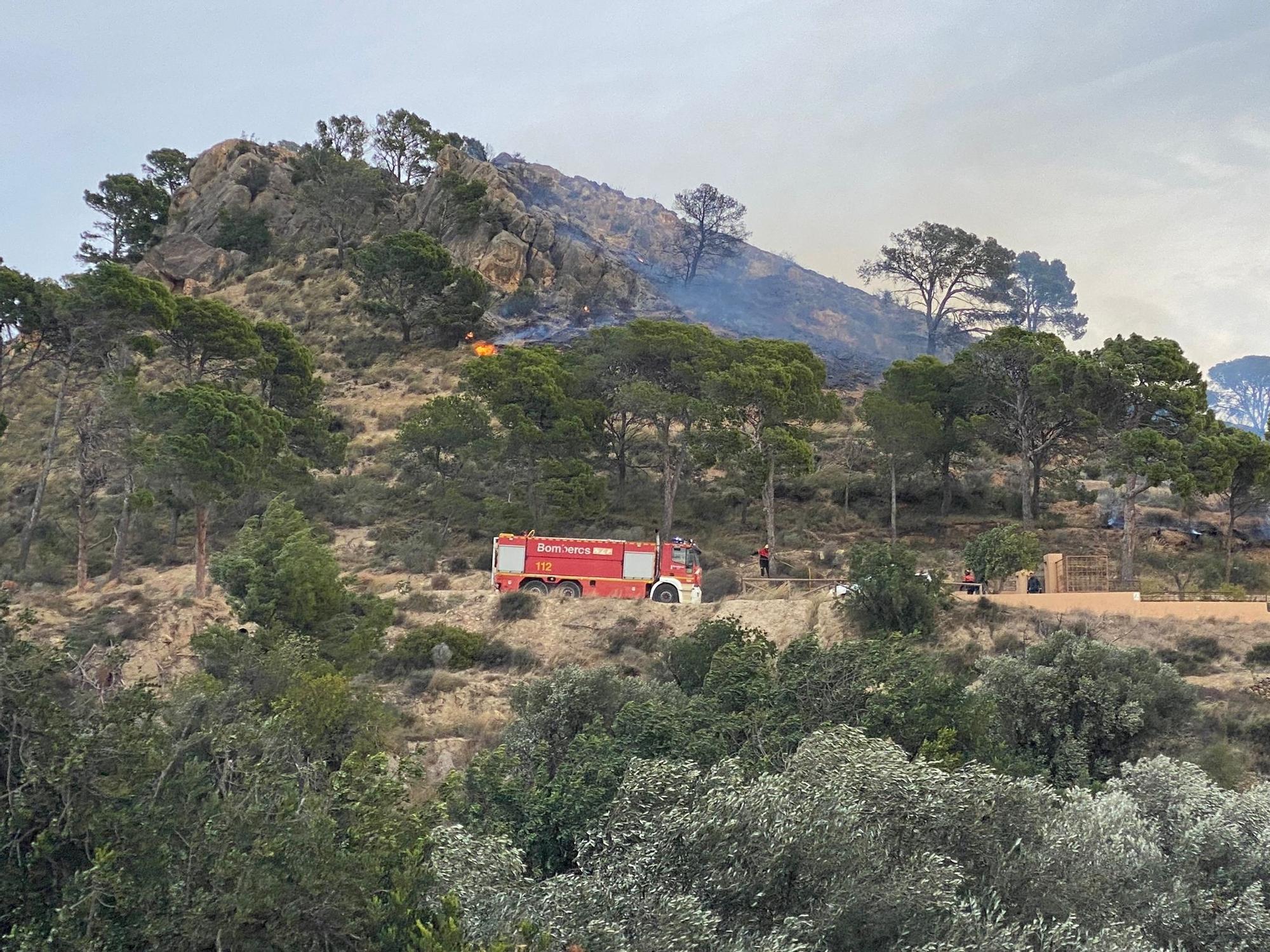 Fuerte incendio forestal en Aigües en una zona llena de chalés y cercana al casco urbano