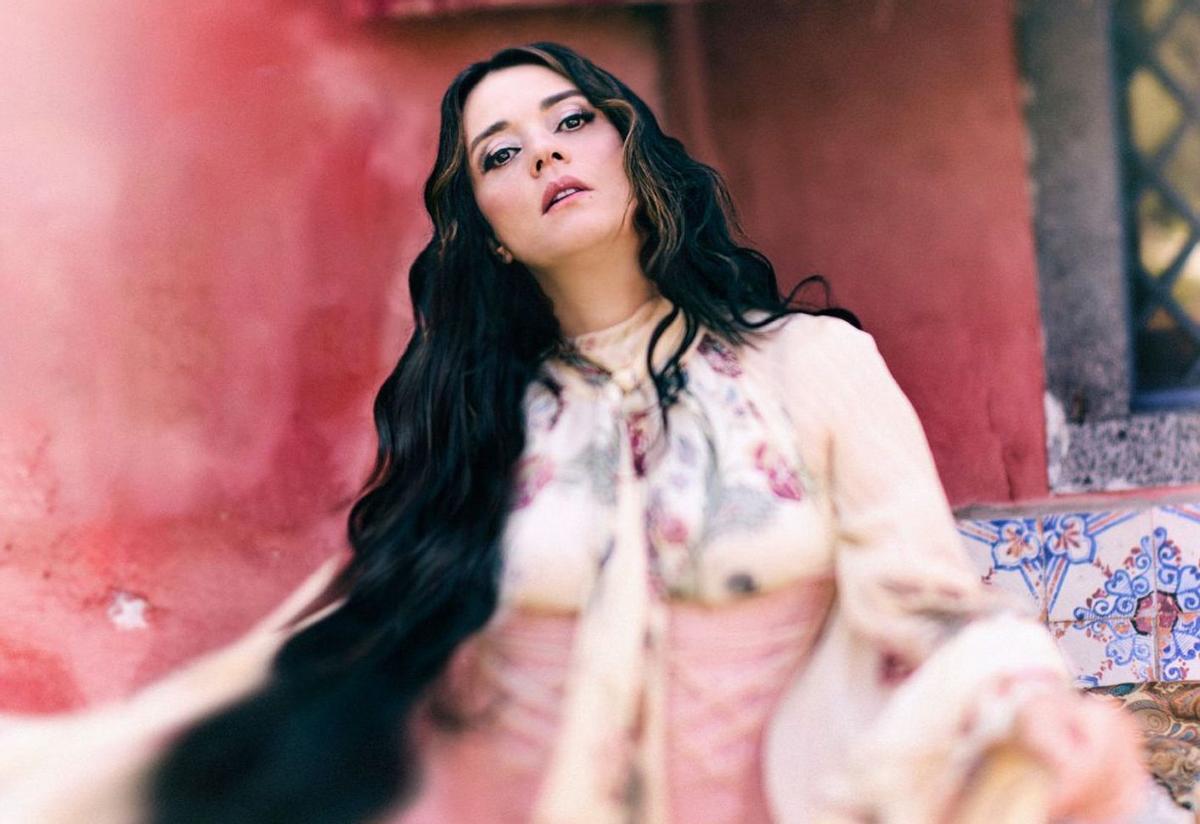 Imagen promocional de la cantautora para la portada de su disco ‘Amuri Luci’. | SMM