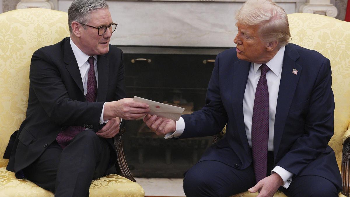 El primer ministro británico, Keir Starmer, entrega en mano al presidente de EEUU, Donald Trump, la invitación del rey Carlos para visitar el Reino Unido.