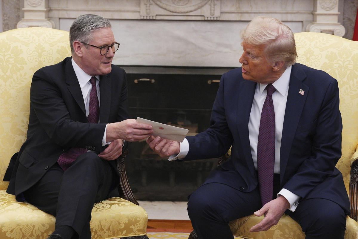El primer ministro británico, Keir Starmer, entrega en mano al presidente de EEUU, Donald Trump, la invitación del rey Carlos para visitar el Reino Unido.