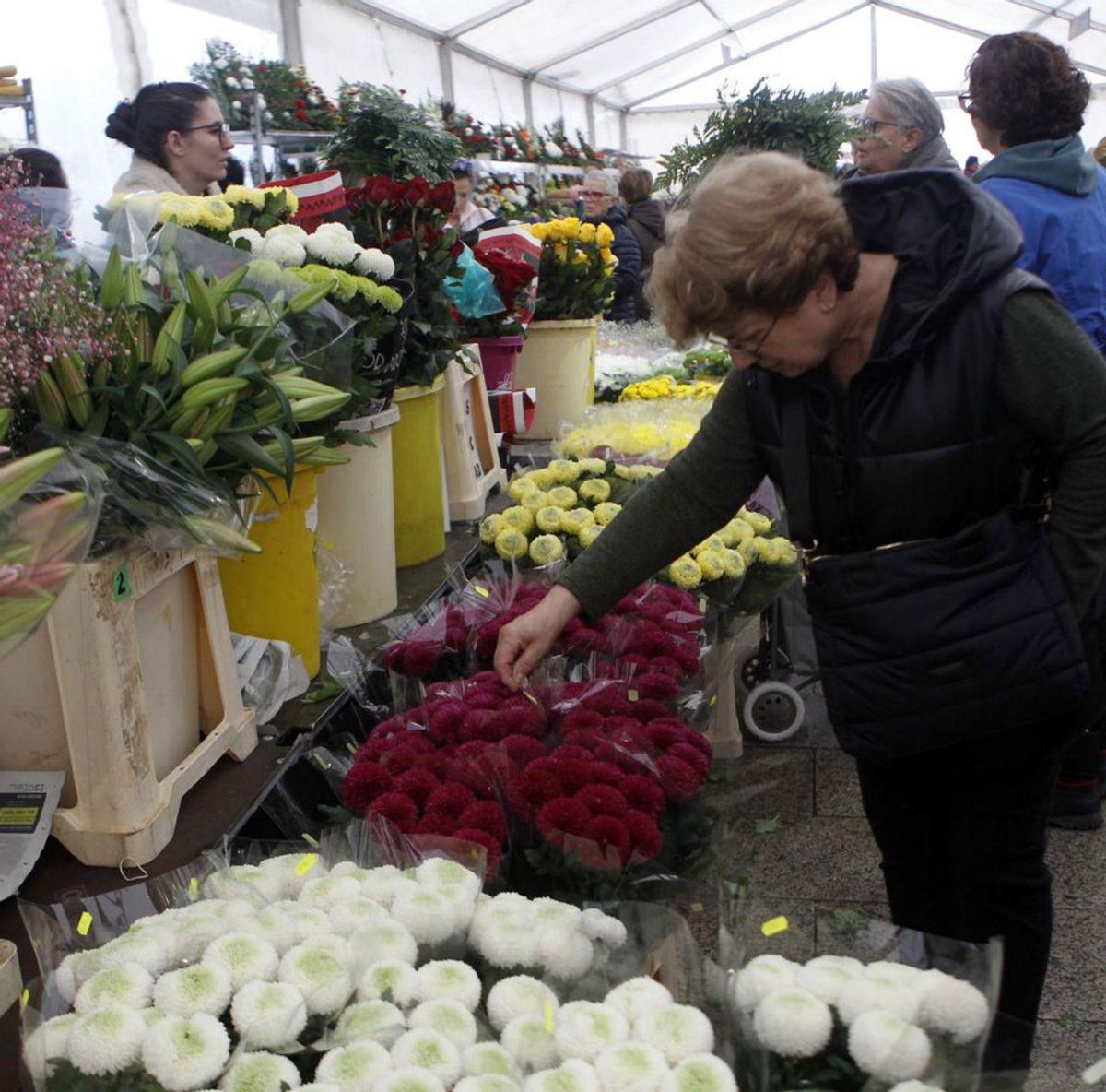 La persistente y copiosa lluvia desluce el tradicional Mercado de las Flores de Vilagarcía