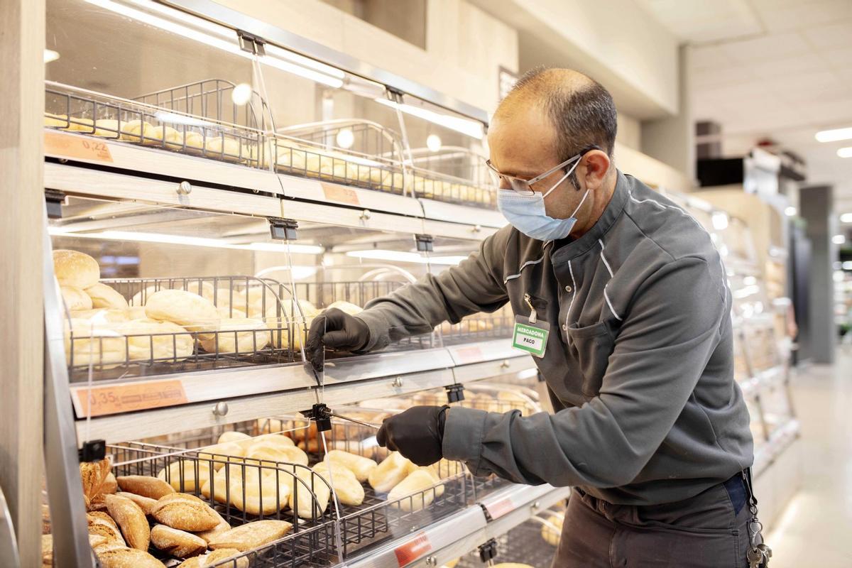 Archivo - Un trabajador en un supermercado, en una imagen de archivo.