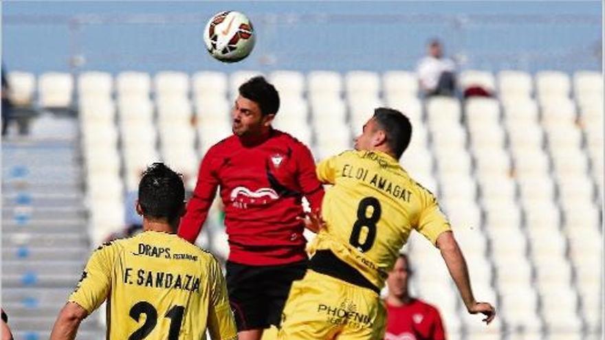 Sandaza observa com Eloi Amagat pugna per una pilota aèria en una acció del partit disputat ahir a Anduva.