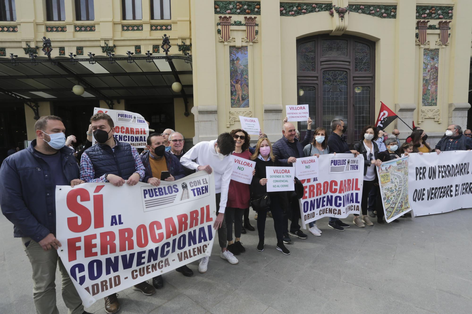 Manifestación en la Estación del Norte para mantener la línea de tren convencional entre Madrid, Cuenca y València