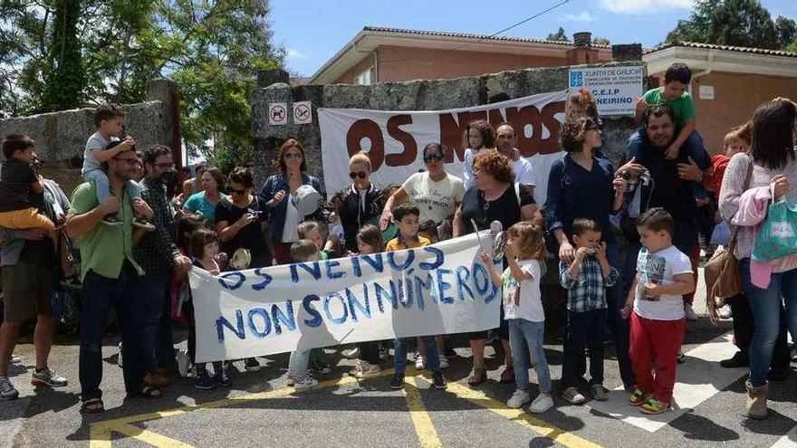 La comunidad escolar del colegio de O Piñeiriño volvió ayer a salir a la calle para reclamar un profesor de refuerzo. // Noé Parga