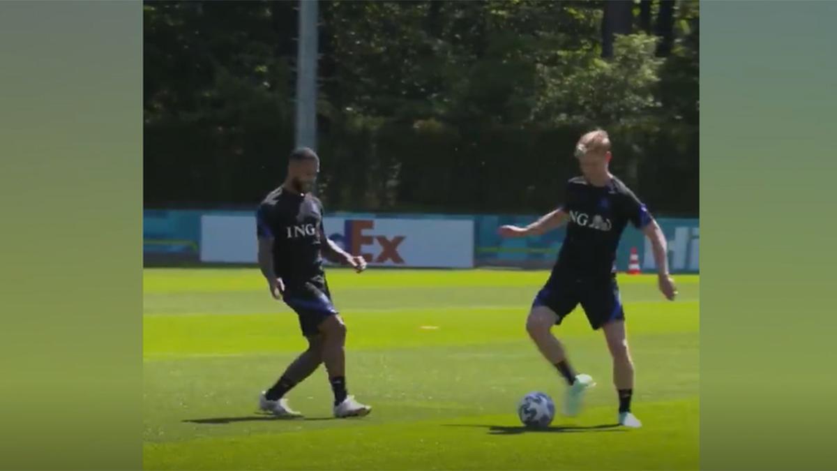 El vacile de De Jong a Depay en el entrenamiento e Holanda