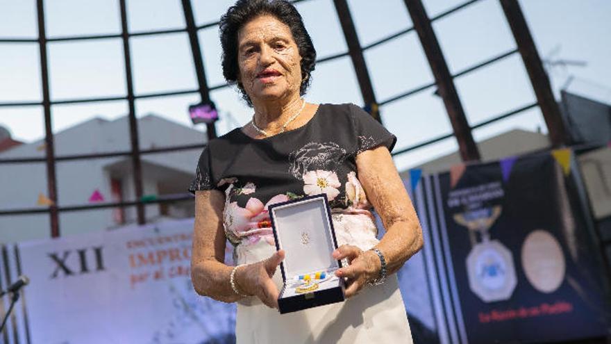 María González Caraballo enseña la Medalla de Oro de los Premios Canarias 2017 en las últimas fiestas del Carmen.