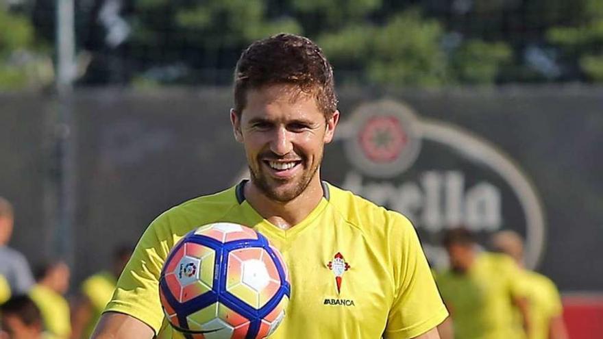 Andreu Fontás sonríe durante un entrenamiento del Celta en A Madroa. // Marta G.Brea