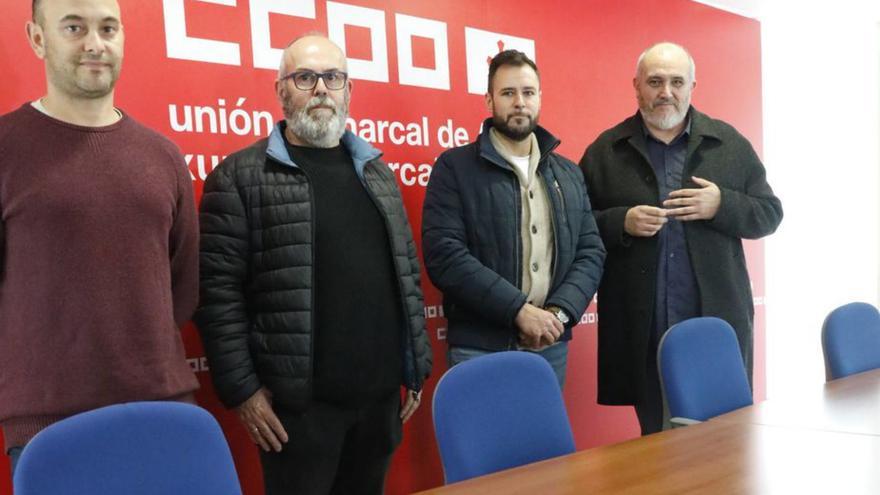 Por la izquierda los sindicalistas de CC OO Sergio Fernández, José Manuel Castro, Francisco San José y Nacho Requena, en Avilés. | MARA VILLAMUZA