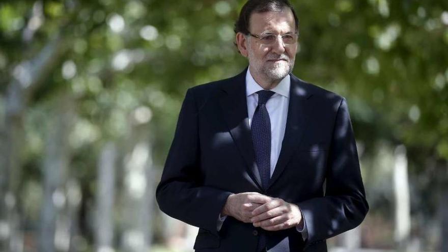 Rajoy, ayer, en los jardines del Palacio de la Moncloa. // Reuters