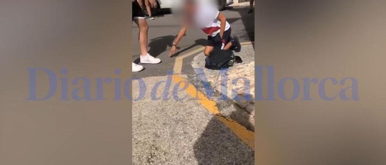 Brutal agresión en Mallorca: vejan y agreden a un menor mientras sus compañeros lo graban