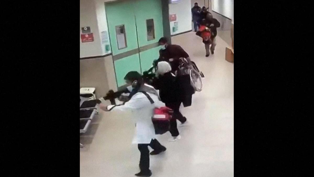 Captura de vídeo del asalto de tropas israelíes disfrazadas con uniformes médicos en el hospital Ibn Sina de Yenín.