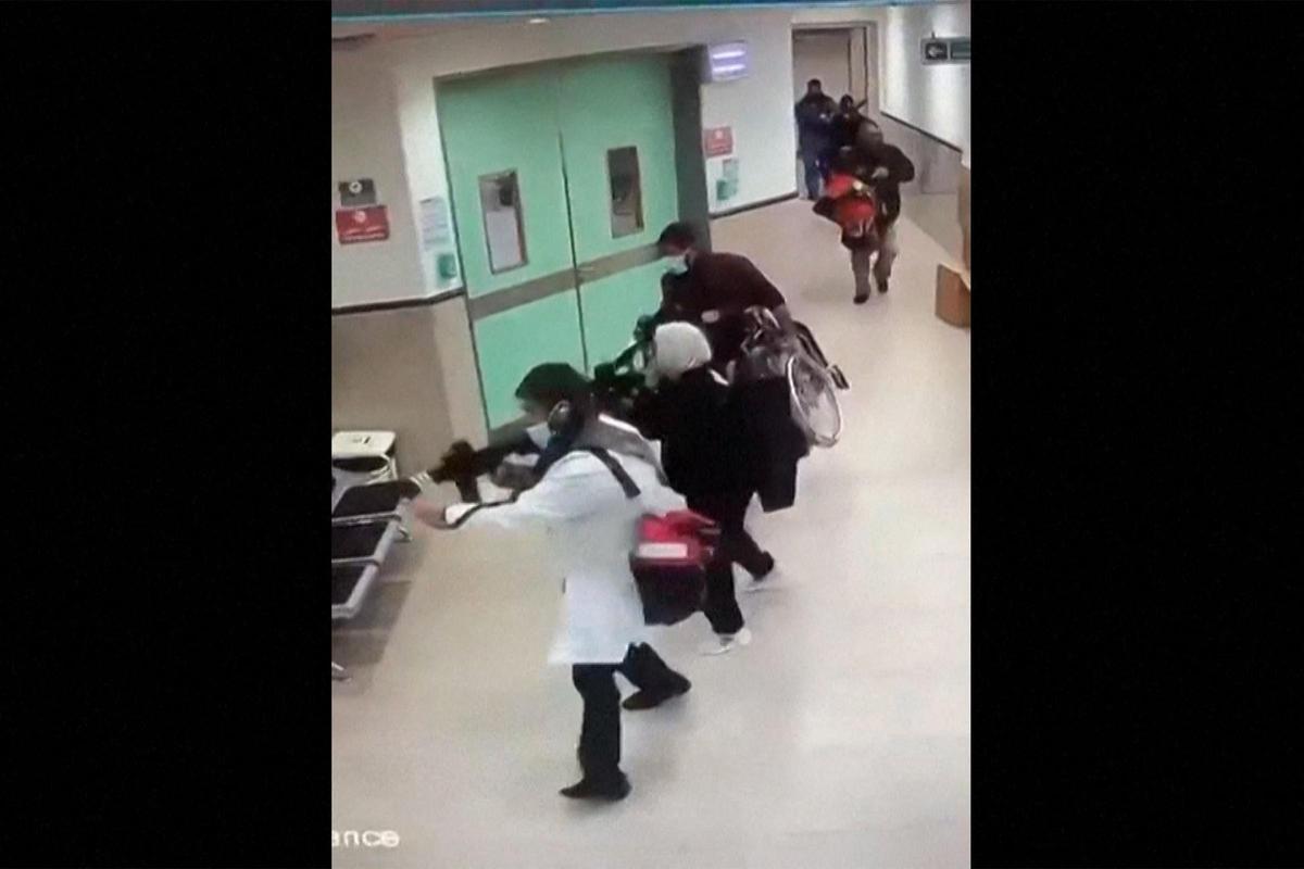 Captura de vídeo del asalto de tropas israelíes disfrazadas con uniformes médicos en el hospital Ibn Sina de Yenín.