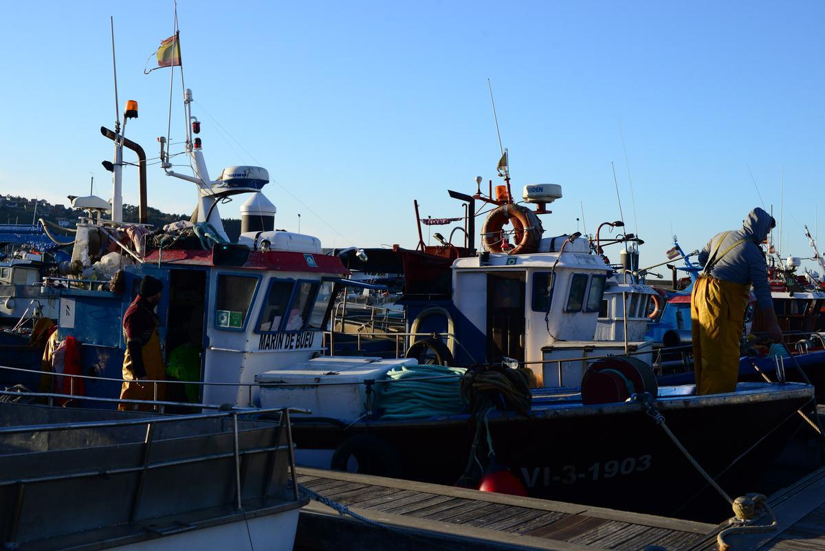 La tripulación del &quot;Marín de Bueu&quot;, otro barco del cerco, preparándose para salir ayer al mar.