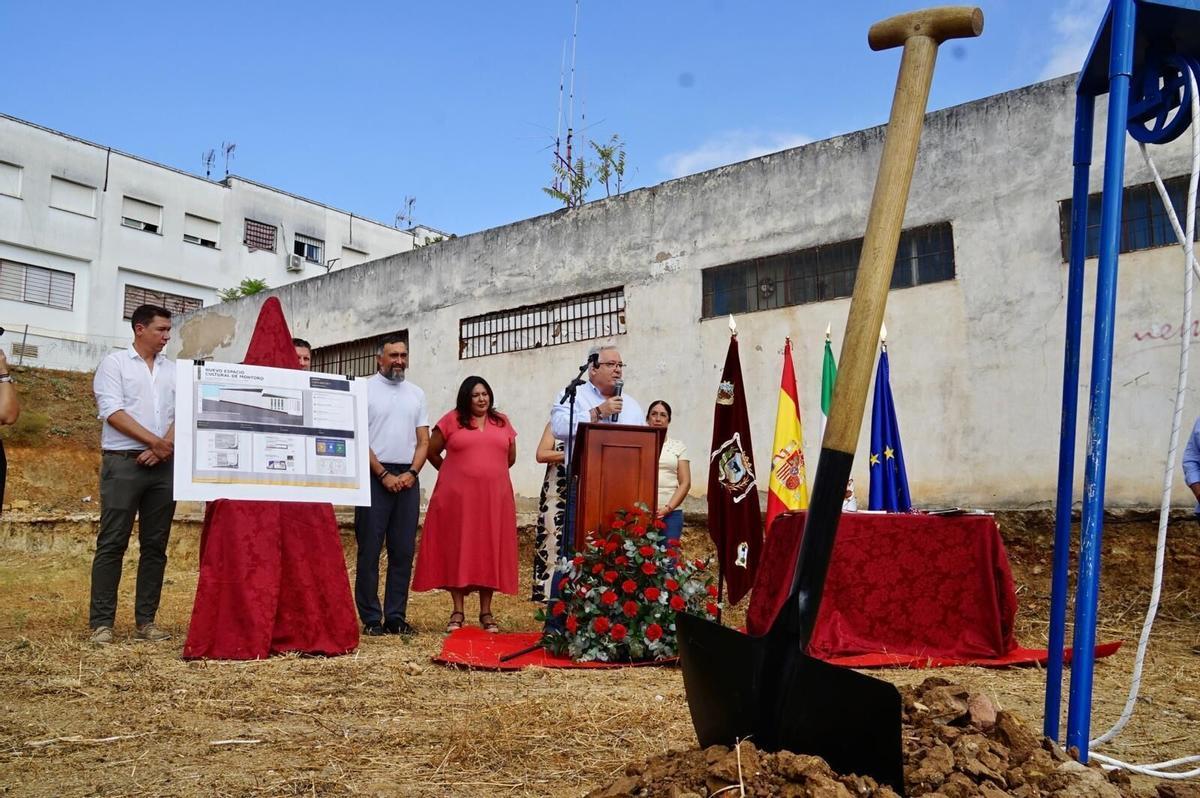 Acto de colocación de la primera piedra del futuro centro cultural dedicado a sus hermandades y cofradías de Montoro.