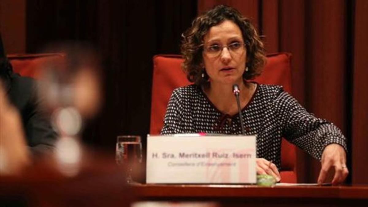 La 'consellera' de Ensenyament, Meritxell Ruiz, durante una comparecencia en el Parlament.