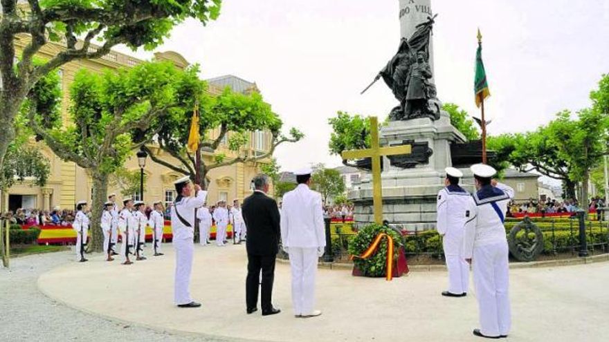 El Alcalde y los miembros de la Armada, durante el homenaje al marino Fernando Villaamil.