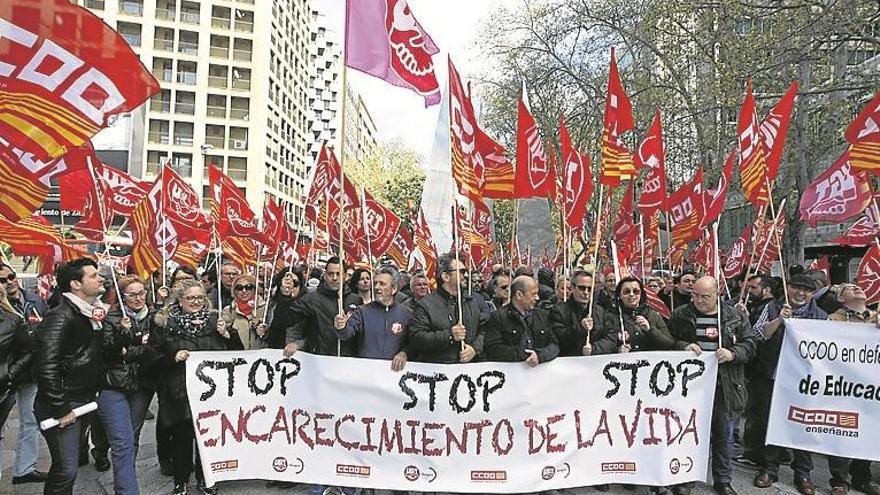 Unas 400 personas reclaman en Zaragoza salarios dignos