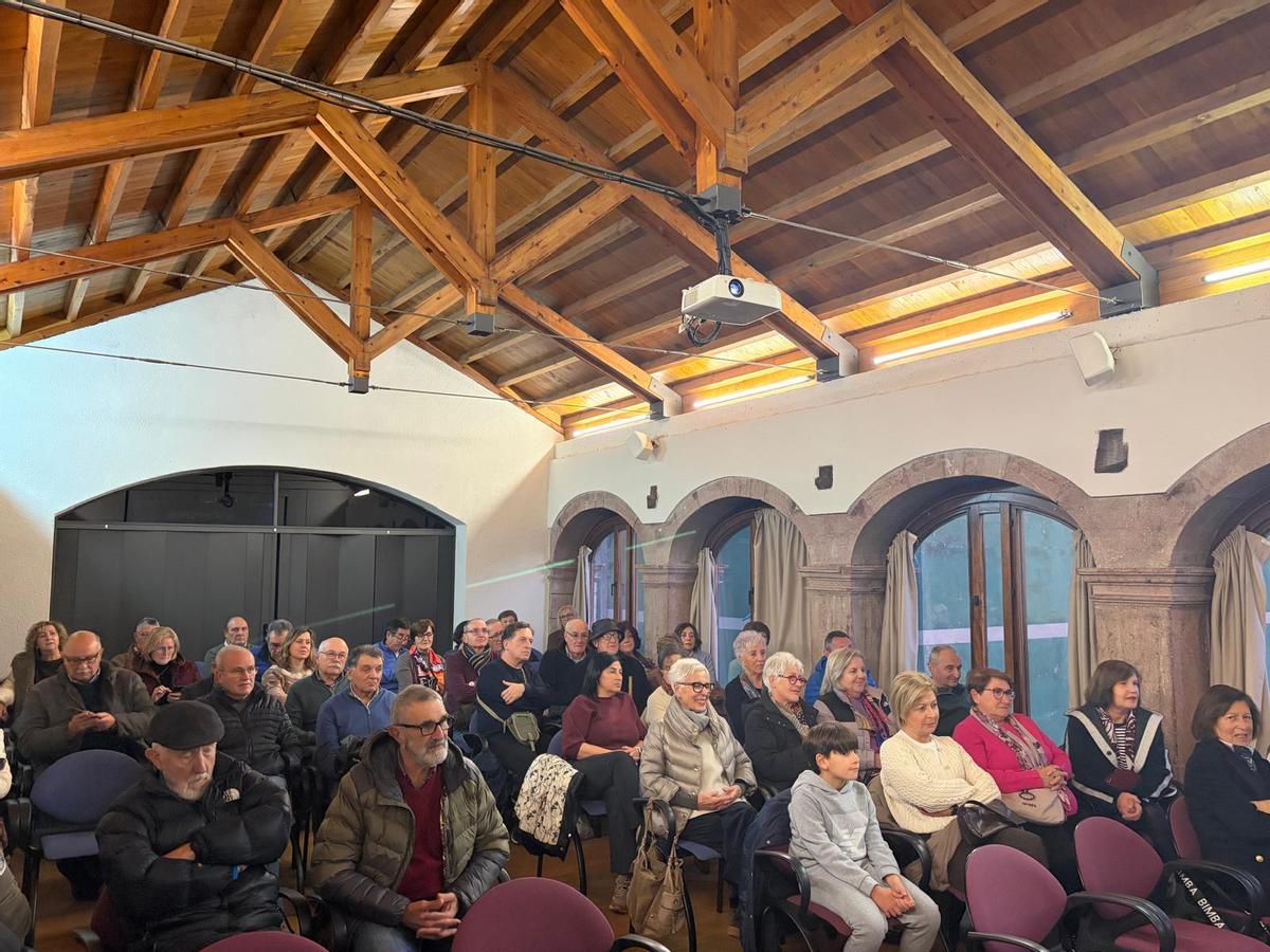 Público asistente al acto en el salón de la Casa de Cultura.