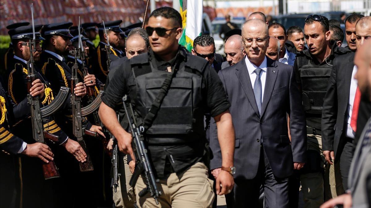 zentauroepp42494411 palestinian prime minister rami hamdallah  2nd r   escorted 180313105859