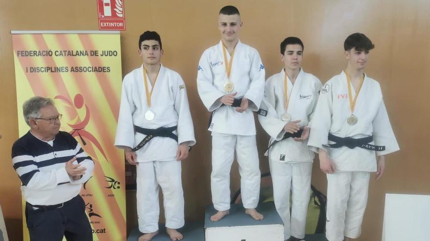 Julen Muñoz (segon), Aleix Bell (primer) i Izan Moreno (tercer) en menys de 55 kg.