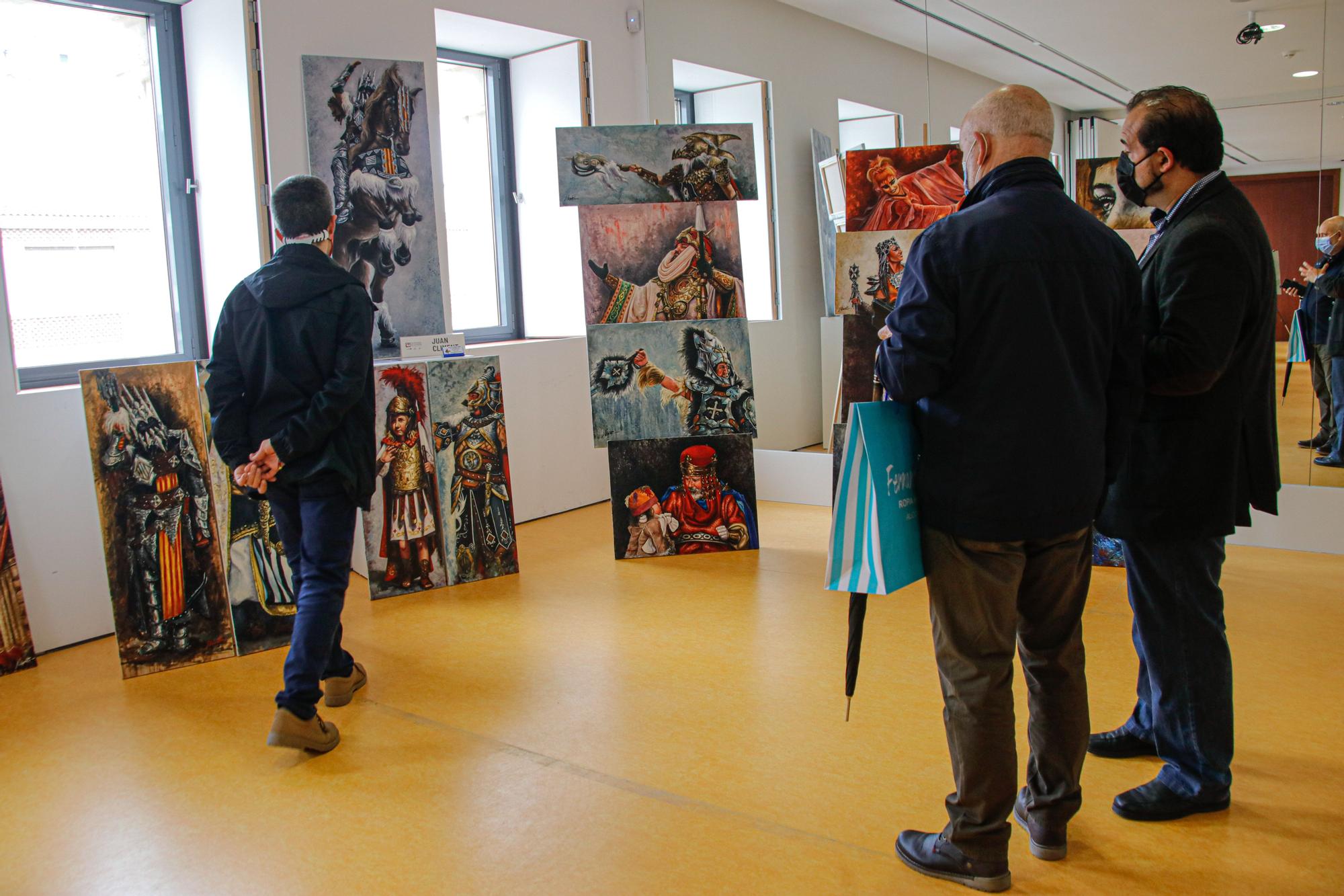 El IVAM acoge en Alcoy un mercadillo con obras de seis artistas locales que reflejan toda la esencia de los Moros y Cristianos