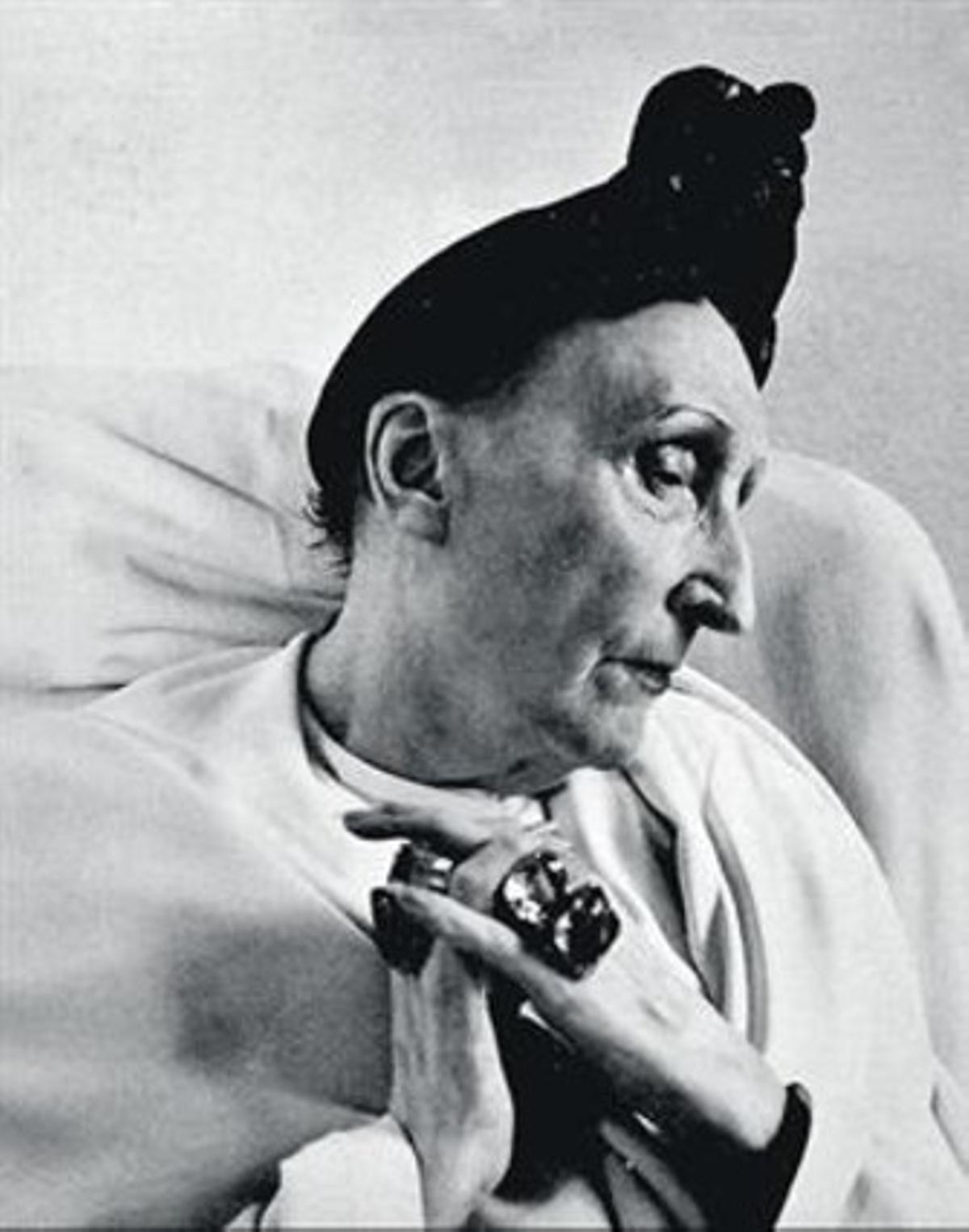 El perfil8 La mateixa Edith Sitwell va cultivar l’excentricitat. El perfil8 La mateixa Edith Sitwell va cultivar l’excentricitat.