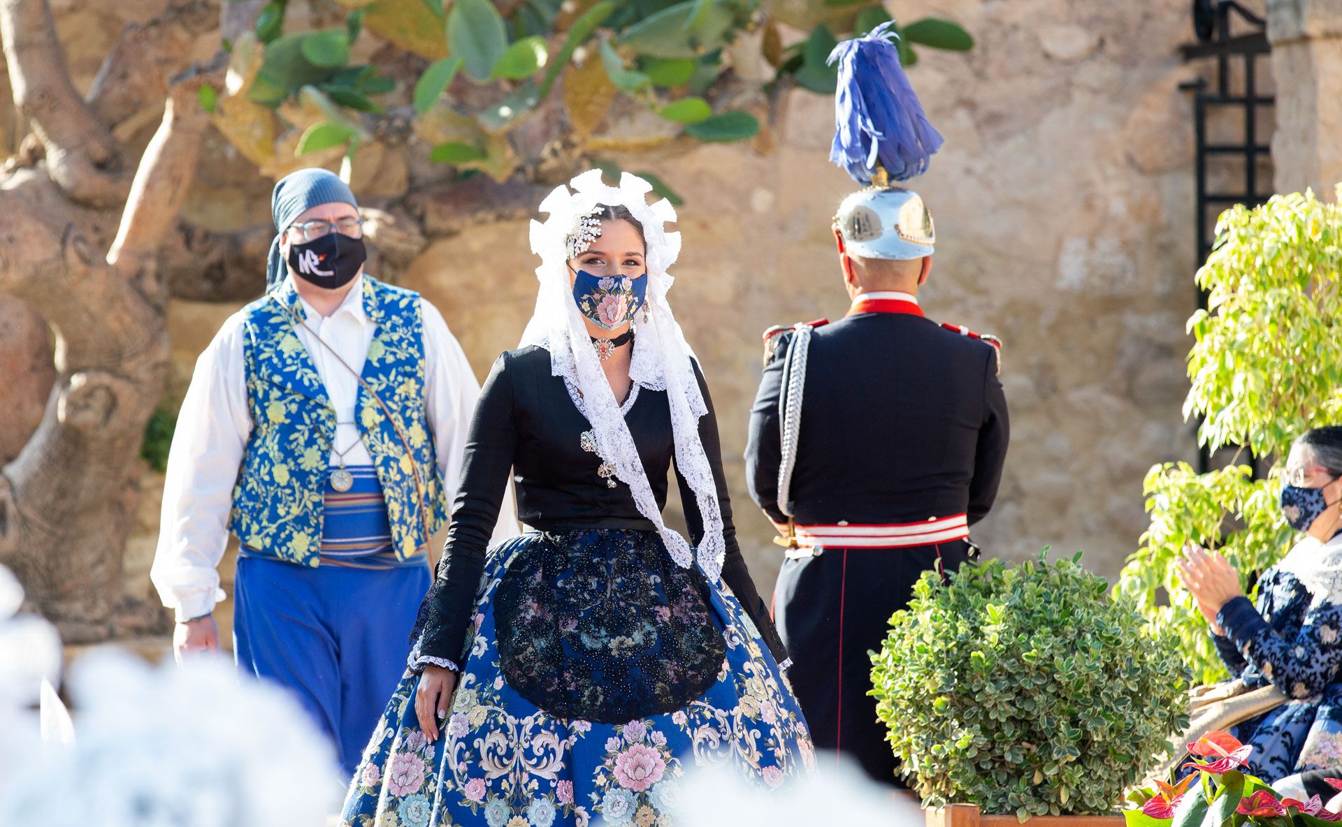 Hogueras de Alicante: El Ayuntamiento recibe a las 79 candidatas a Bellea del Foc