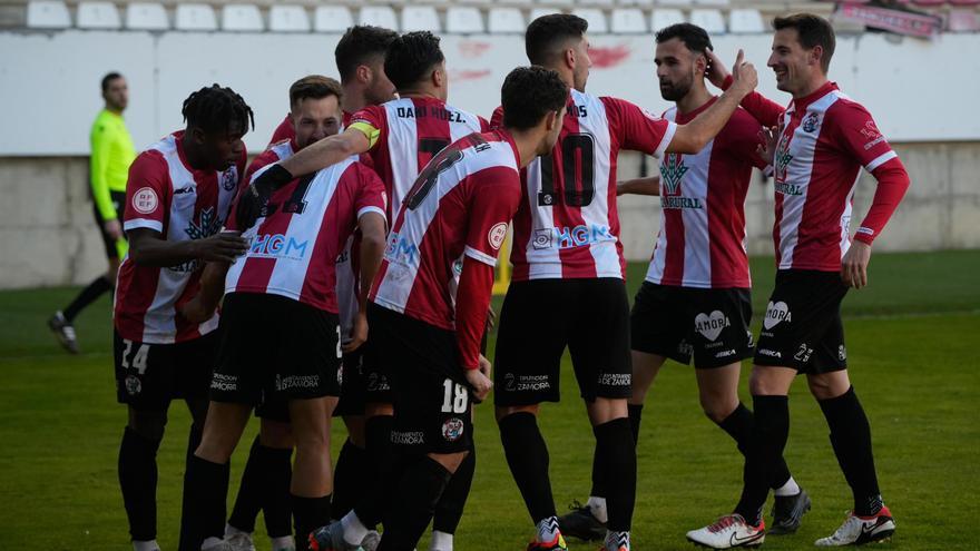 Los jugadores del Zamora CF celebran uno de sus goles al CD Covadonga.