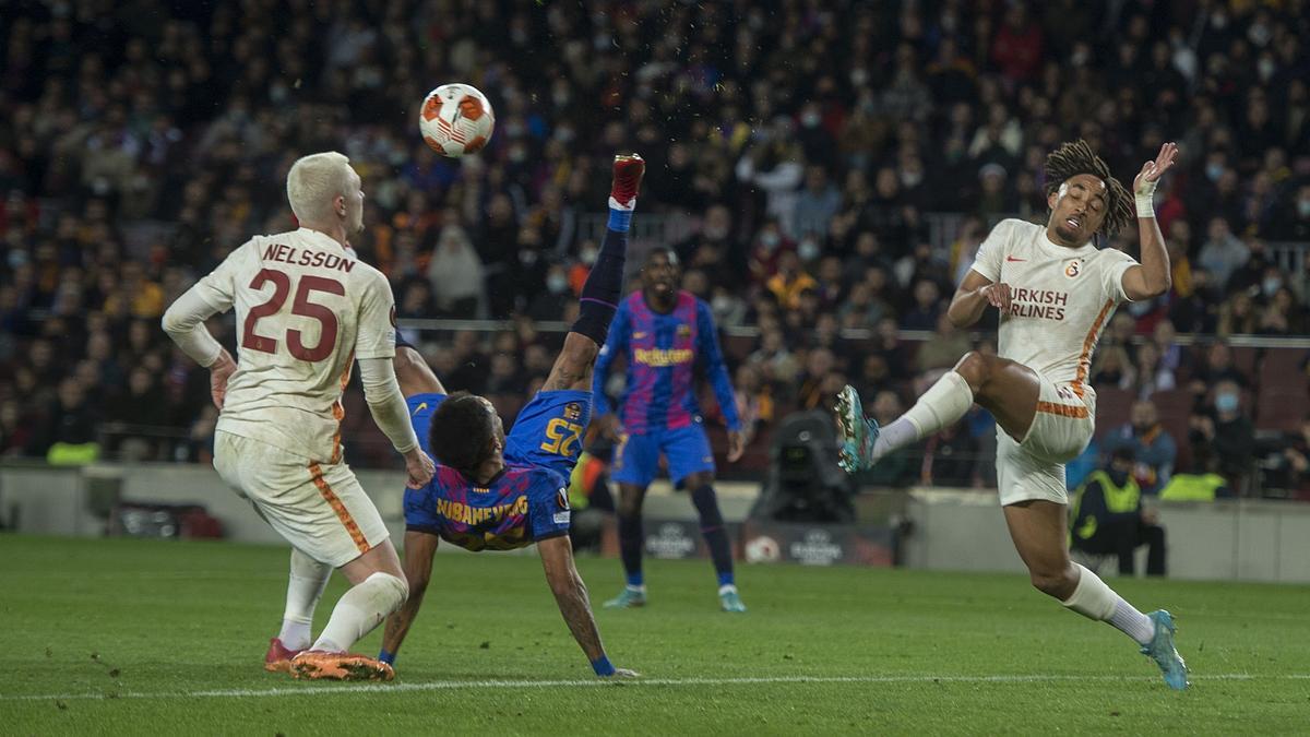 Aubameyang trata de rematar de chilena entre Nelsson y Boey durante el partido de ida de los 1/8 de final de la Europa League entre el FC Barcelona y el Galatasaray